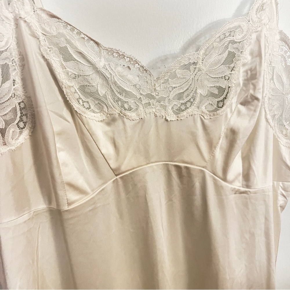 Wonder Made White Satin Feel Chemise VINTAGE with Lace Trim and Empire Waist - Picture 3 of 12